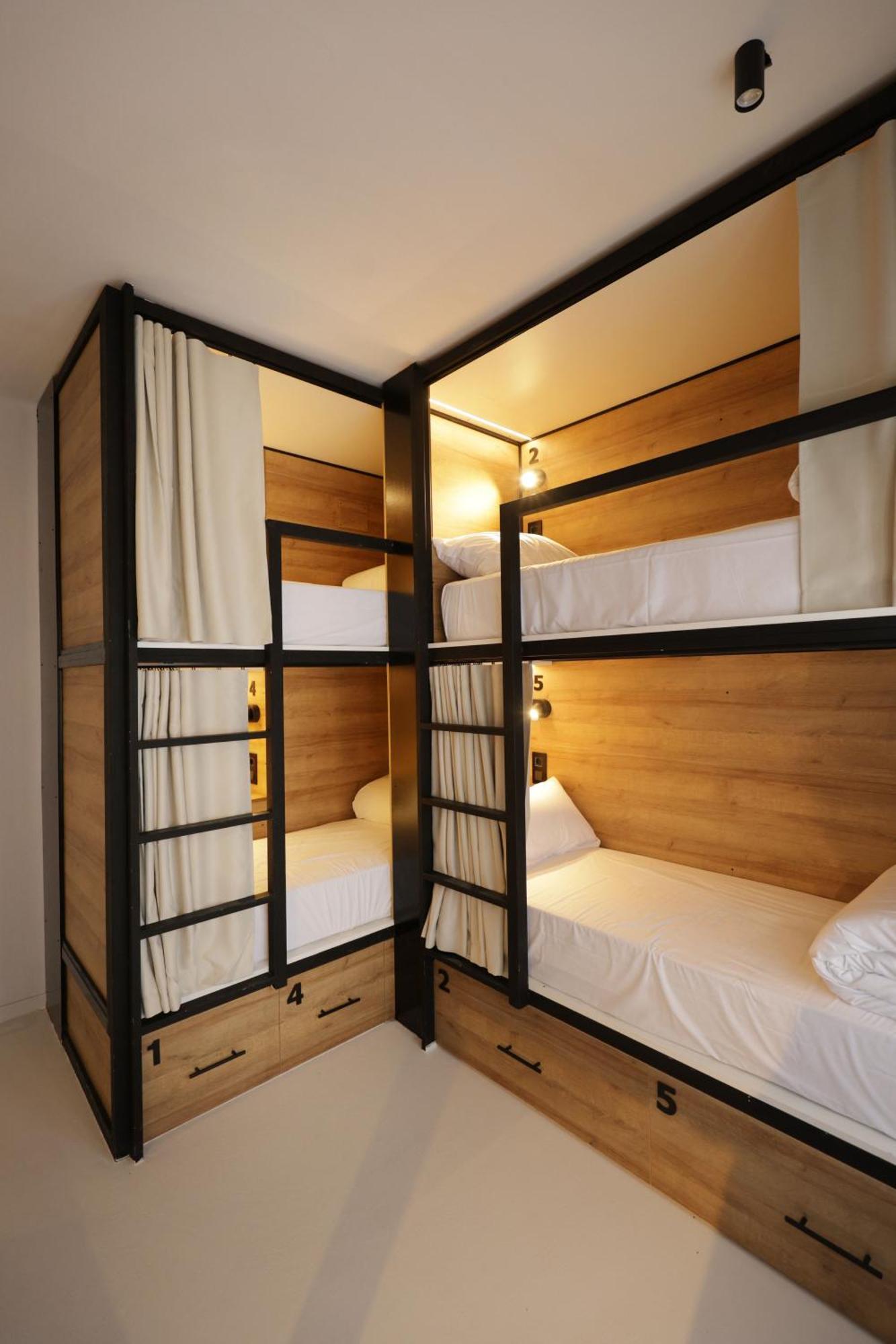Black And White Hostel Palamós Chambre photo