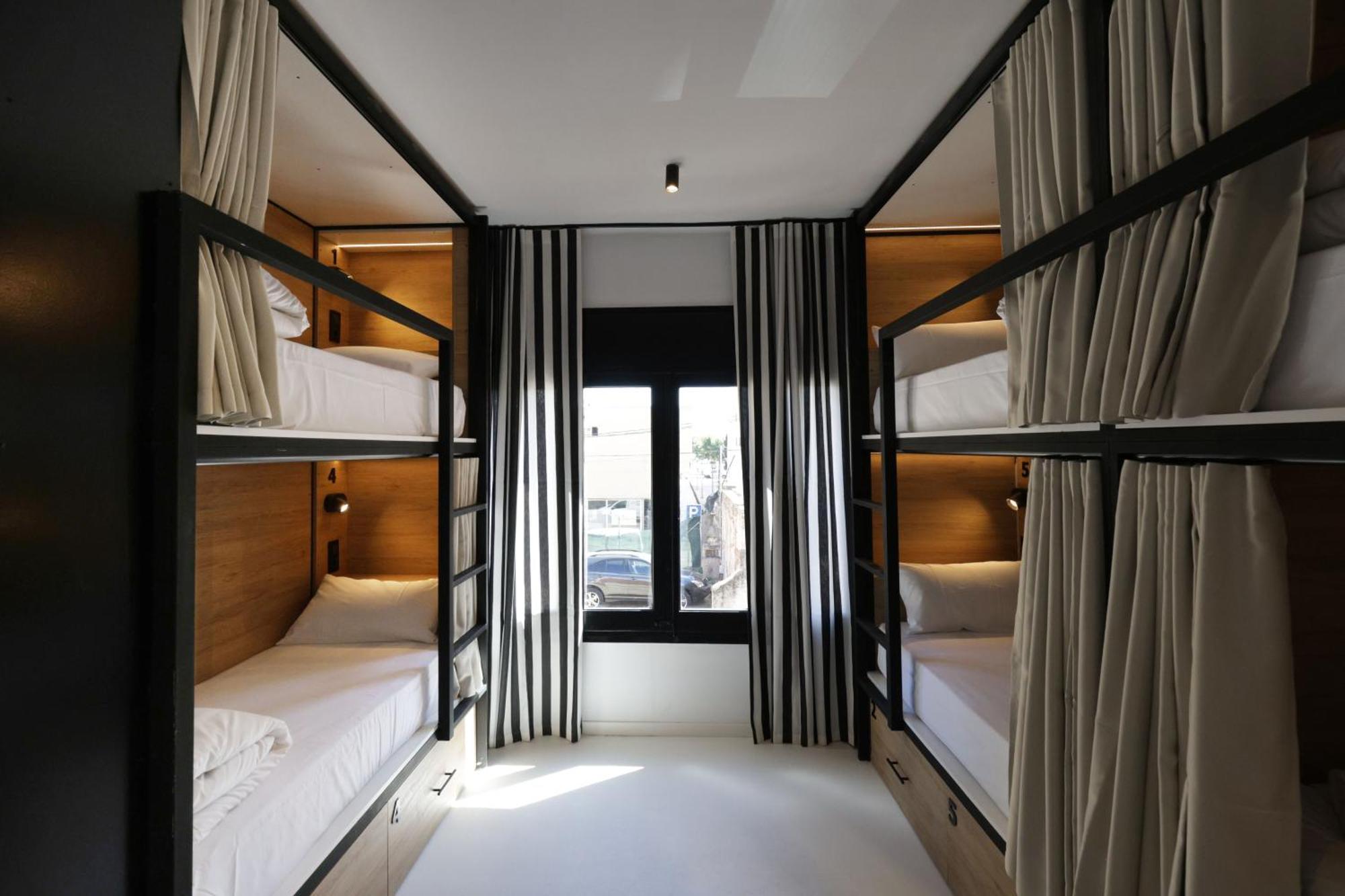 Black And White Hostel Palamós Chambre photo